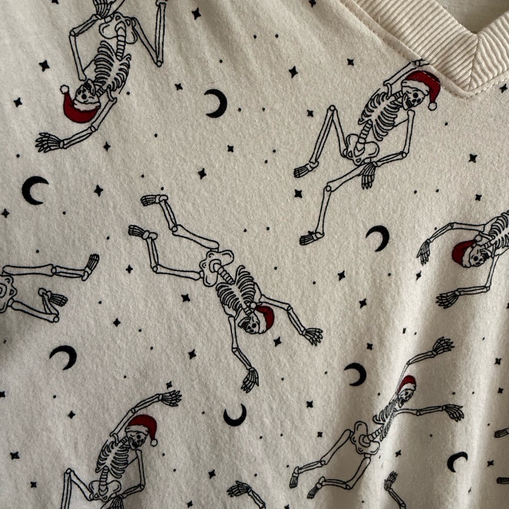 torrid White V-Neck Short Sleeve Santa Skeleton Print Top - Picture 3 of 4